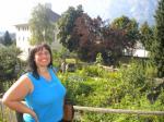 Garten-vor-der-Burgruine-Arnoldstein-Elisabeth-Mehrl